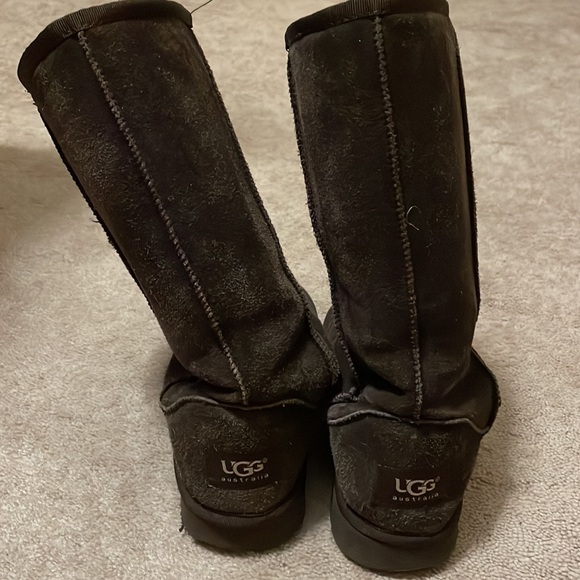 Brown Uggs in size 7. Good condition and ready for next owner. - Picture 4 of 5